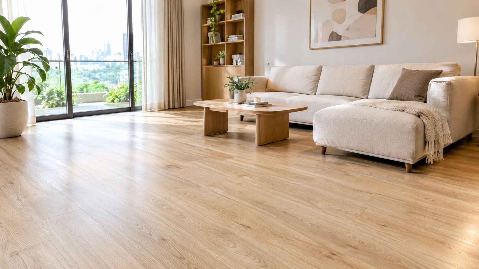 Ảnh chụp thực tế không gian phòng khách hiện đại sử dụng sàn nhựa dán keo vân gỗ sồi sáng màu. Góc máy rộng 24 mm, ánh sáng tự nhiên từ cửa sổ lớn, nộ